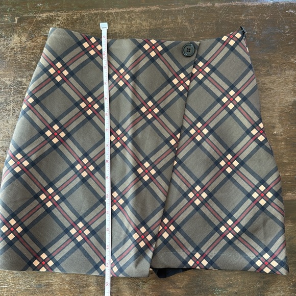 Stylish Mini Skirt in Black and Cream - Picture 8 of 9